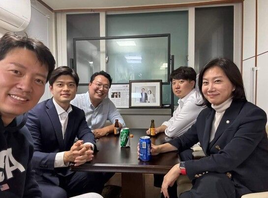 이준석 전 국민의힘 대표와 비윤석열계인 ‘천아용인'(천하람·허은아·김용태·이기인)이 지난 11일 서울 동대문구 허은아 의원 사무실에서 만난 모습. [사진출처=김용태 전 최고위원 페이스북 갈무리]