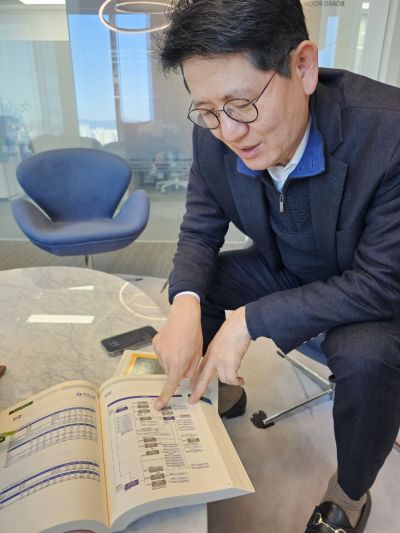 강성부 KCGI 대표가 '한국 100대 기업의 지배구조도'를 보면서 설명하고 있다. 사진=박소연 기자 muse@