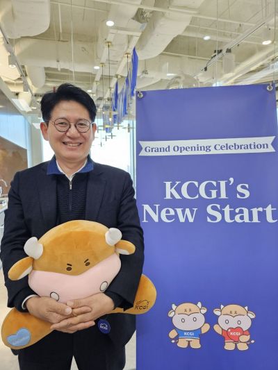 강성부 KCGI 대표가 코리아 불마켓(Korea Bull market)을 의미하는 황소 캐릭터 '코불이'를 안고 포즈를 취하고 있다. 
사진=박소연 기자 muse@