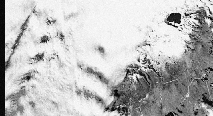 카이로스페이스 큐브위성 'KSAT3U'가 지난 3일 촬영한 백두산 천지. 백두산 일대는 눈이 내려 하얗게 보이지만, 천지(오른쪽 위)는 얼지 않은 모습이 선명하게 보인다. [사진 제공=카이로스페이스]