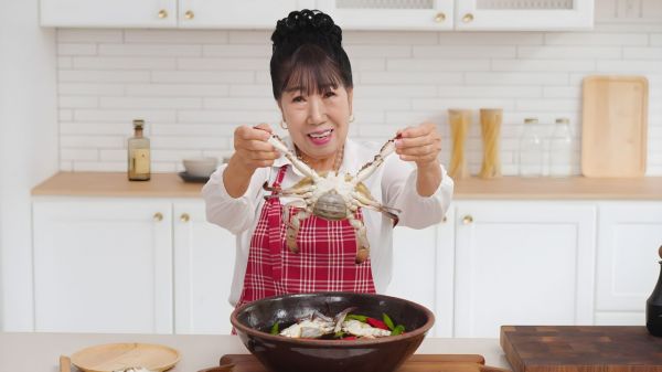 GS Shop will showcase Park Makrye soy sauce marinated crab and seasoned crab through TV home shopping at 4:35 PM on the 21st. <br>[Photo by GS Shop]
