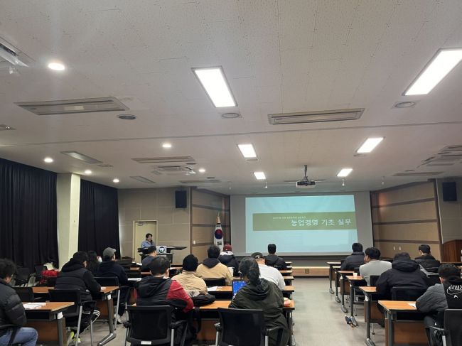 고창군이 청년농업인 대상으로 청년창업농 교육을 진행하고 있다.[사진제공=고창군]