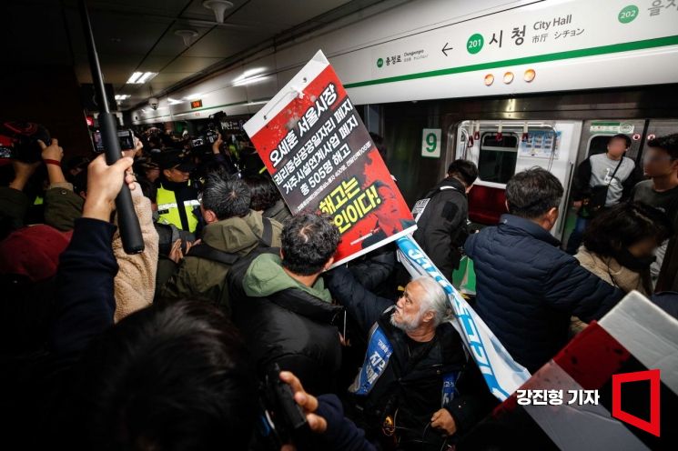 다시 시작됐다…전장연 출근길 지하철 탑승 시위 [포토]