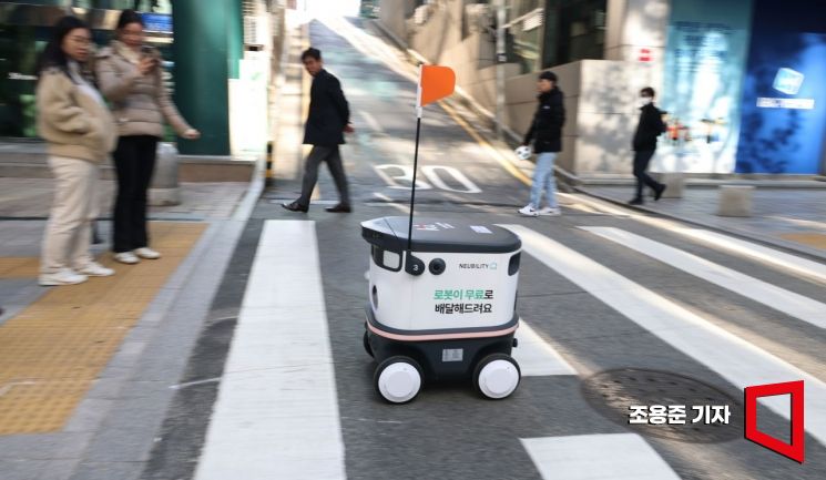 서울 강남 선릉역일대에서 뉴빌리티가 자체적으로 개발한 자율주행 로봇이 인파들 사이에서 배달서비스를 하고 있다. 사진=조용준 기자 jun21@