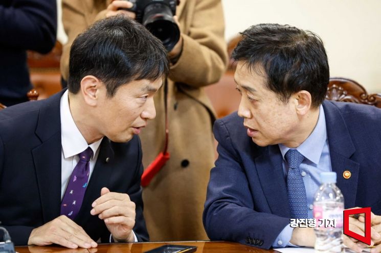 김주현 금융위원회 위원장과 이복현 금융감독원장이 20일 서울 중구 은행연합회관에서 열린 '금융지주회장 간담회'에 참석해 의견을 나누고 있다. 사진=강진형 기자aymsdream@
