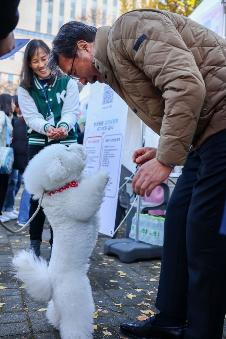 행사에 온 한 반려견의 재롱을 지겨보는 김대식 총장.