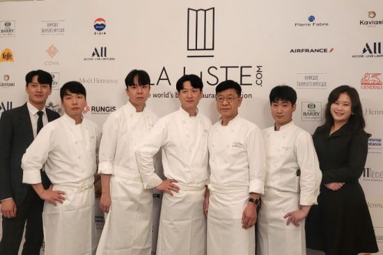 서울신라호텔 셰프들이 20일(현지시간) 프랑스 파리에서 열린 '라 리스트 2024' 행사에 참석해 기념 사진을 찍고 있다[사진제공=호텔신라].