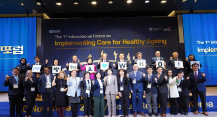 공단 정기석 이사장(중앙)과 2023 국제 포럼 참석자 단체 사진