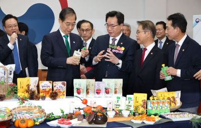 한덕수 국무총리와 국무위원들이 21일 서울 종로구 정부서울청사 국무위원 대기실에서 열린 '우리 농식품 홍보' 행사에서 정황근 농림축산식품부 장관이 경남 하동의 농산물로 만든 간식을 소개하고 있다. 사진=조용준 기자 jun21@