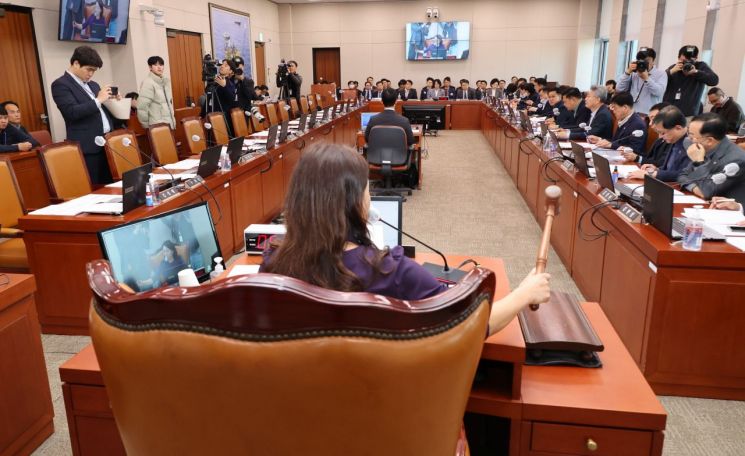 "원전 중기 보릿고개 넘길 예산까지 삭감…수출도 타격"