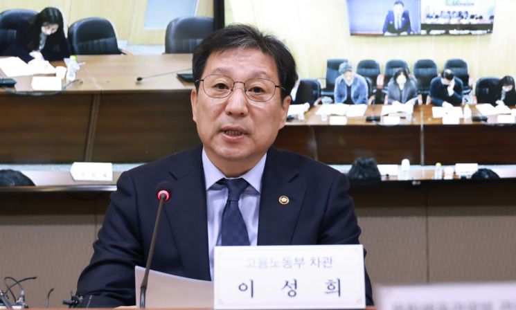21日，在首尔地方雇用劳动厅召开的有关部门联合就业专门工作组第11次会议上，雇用劳动部次官 Lee Seonghee 正在主持会议。 照片由雇用劳动部提供