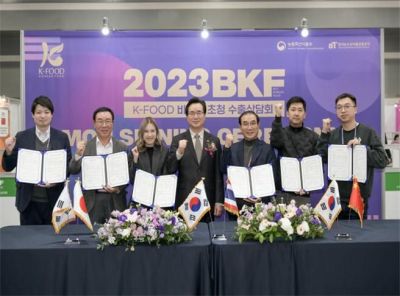 정황근 농식품부 장관(가운데)이  서울 양재동 에이티(aT)센터에서 '2023 하반기 수입업체(바이어) 초청 수출상담회'에서 업무협약(MOU)을 체결한 업체 관계자들과 기념사진을 촬영하고 있다.
