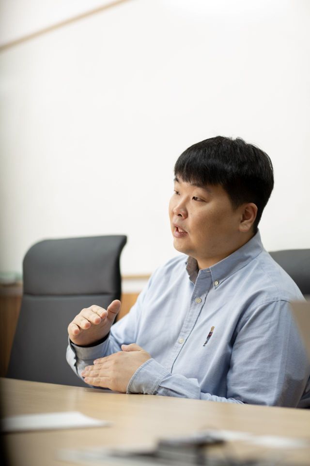 강신현 퀀텀캣 대표가 금 나노 촉매에 대해 설명하고 있다.