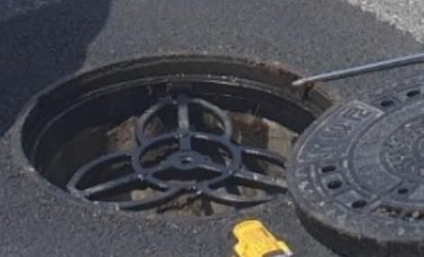 경남 김해시 도로에 추락방지 기능이 있는 부양식 맨홀 뚜껑이 설치돼 있다. [사진제공=김해시청]