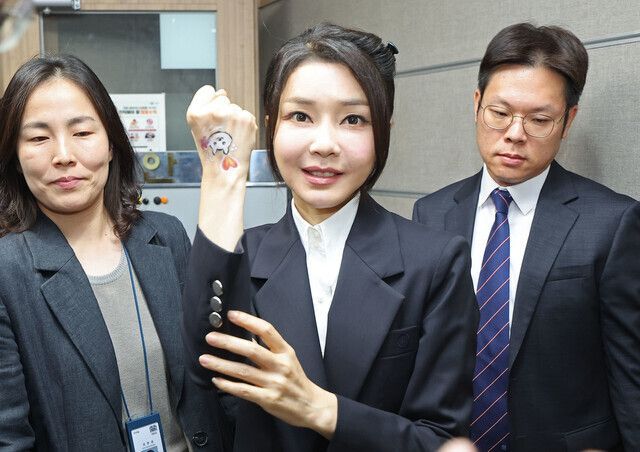 윤석열 대통령 부인 김건희 여사가 8월30일 서울 중구 프레스센터에서 열린 개 식용 종식 촉구 기자회견에 참석해 손등에 그린 기념 페인팅을 보이고 있다. [사진출처=연합뉴스]