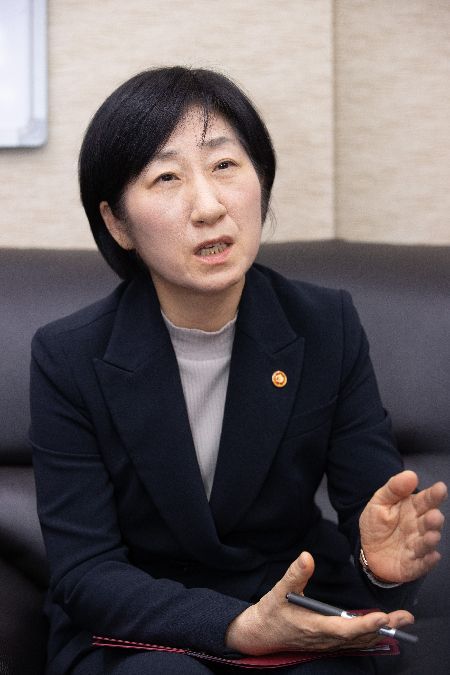 한화진 환경부 장관은 21일 오후 정부세종청사에서 출입기자 차담회를 갖고 일회용품 감량은 국정 과제에 있고 환경부의 방향이나 원칙에는 변함이 없다고 말했다.