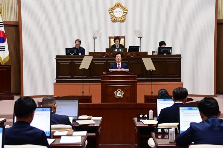 조규일 시장이 제252회 진주시의회 제1차 본회의에서 시정 연설을 하고 있다.