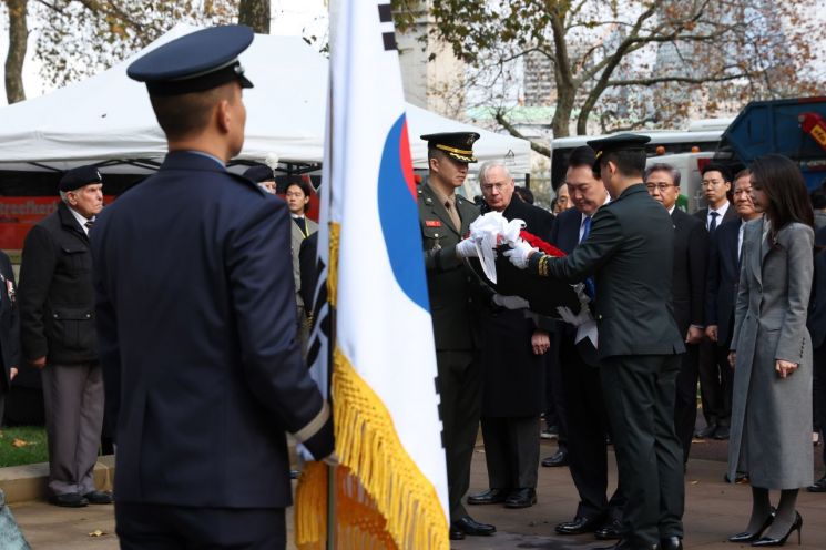 윤석열 대통령과 부인 김건희 여사가 21일(현지시간) 런던 한국전 참전 기념비를 글로스터 공작과 함께 찾아 헌화하고 있다. [이미지출처=연합뉴스]