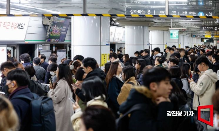 [포토]경진여객 버스 파업, 시민들로 북적이는 지하철