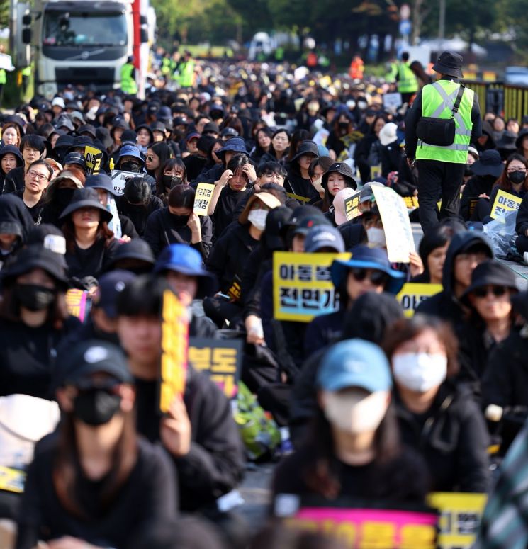 "저도 남의 집 귀한 딸" 교사에 대들고…영상 찍으며 '키득키득'
