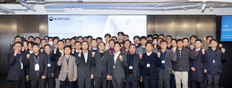 21일 서울 구로구 지타워 코웨이 본사에서 열린 ‘코웨이 협력사 납품대금 연동제 로드쇼’에 참석한 김기배 코웨이 구매실장(첫째 줄 왼쪽 다섯 번째)과 협력사 관계자들이 기념사진을 촬영하고 있다.