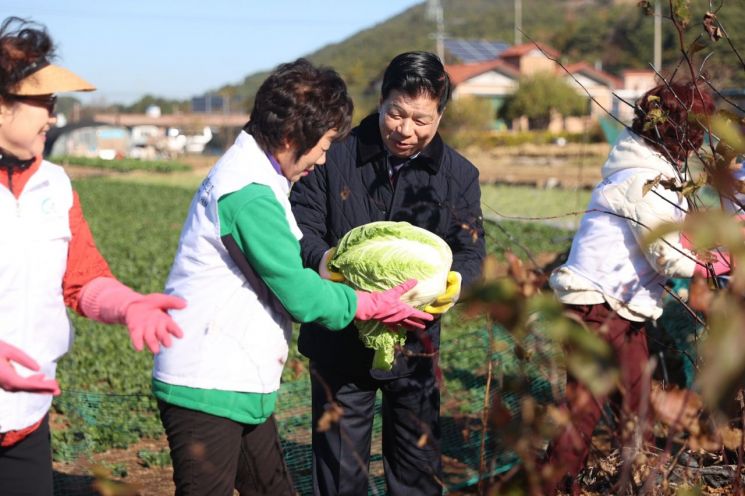 고성군여성단체협의회·고성군가족센터, ‘김장 김치 나눔 행사’ 실시