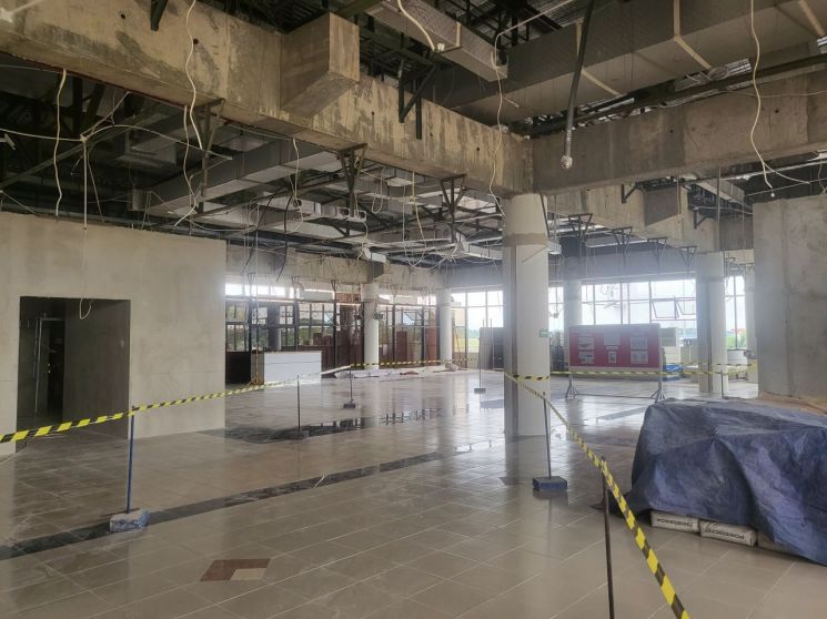 22일(현지시간) 오전 인도네시아 바탐 항나딤 국제공항 국제선 대합실은 화장실부터 바닥·지붕까지 모두 바꾸고 있었다. [사진=오규민 기자 moh011@]