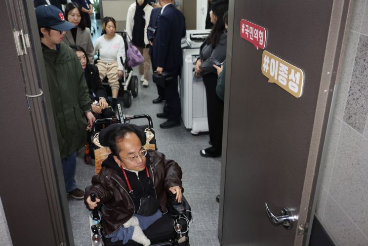 장애인단체,  與이종성 의원실 밤샘 점거…"민·형사상 책임 묻겠다"