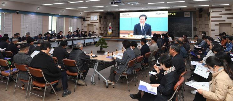 거창군이 군민 100여명을 초청해 내년 군정 주요 업무계획 열린 보고회를 진행 하고 있다.