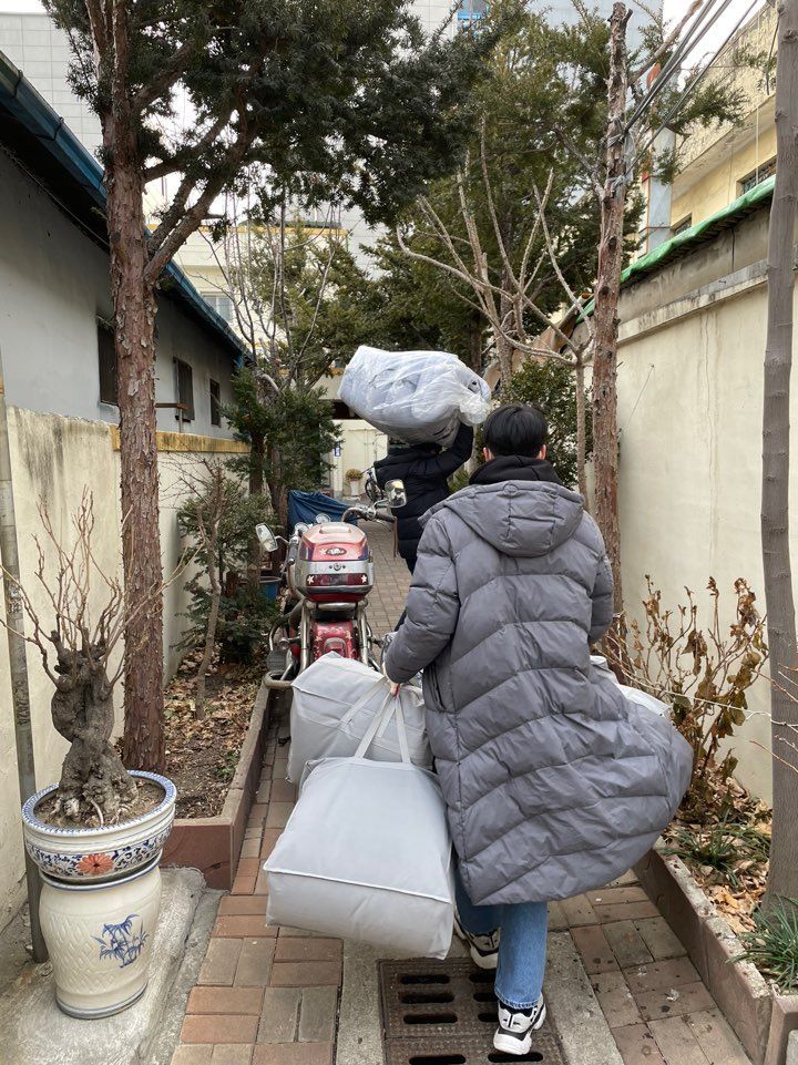 대구시내 쪽방 주민들이 겨울 한파에 대비해 이불 등을 준비하고 있다