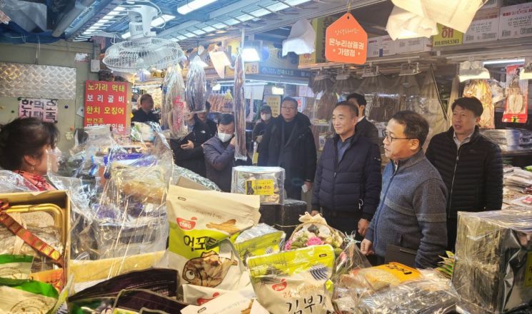 홍두선 기획재정부 차관보가 23일 서울 송파구 농수산물종합도매시장에서 주요 먹거리 가격 동향을 점검하고 있다.