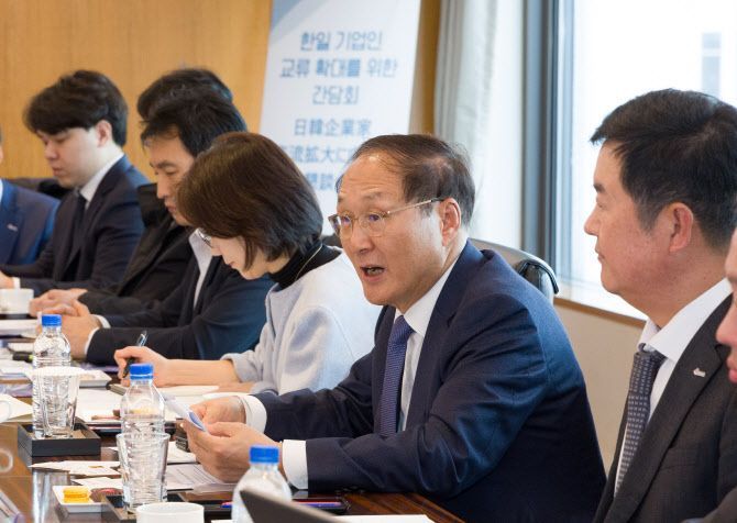 최명배 한국무역협회 비상근부회장(㈜엑시콘 회장)이 23일 발언하고 있다. [사진출처=한국무역협회]
