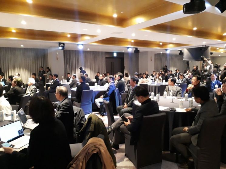 23일 오후 서울 몬드리안 호텔에서 열린 'NET ZERO LDN 포럼' 참석자들이 넷제로 방안에 대해 강연을 듣고 있다.