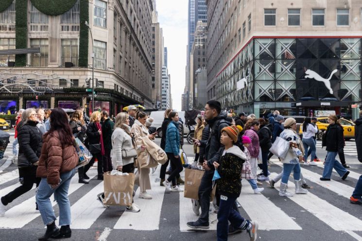 뉴욕의 쇼핑객들이 블랙프라이데이에 쇼핑거리인 뉴욕 5번가를 걷고있다. [이미지출처=블룸버그]
