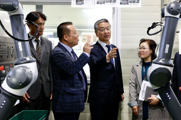 김종호 기술보증기금 이사장(오른쪽 두번째)과 김기환 에스티에스로보테크 대표(오른쪽 세번째)가 현장에서 이야기를 나누고 있다.