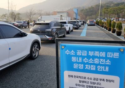 23일 강원 춘천시 동내면 수소충전소가 수소 공급 부족으로 어려움을 빚자 충전 차량이 길게 줄지어 대기하고 있다. [이미지출처=연합뉴스]