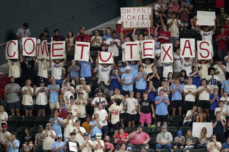 텍사스 레인저스 홈구장에서 텍사스팬들이 글자판으로 오타니를 응원하고 있다.   [사진 제공= AP연합뉴스]
