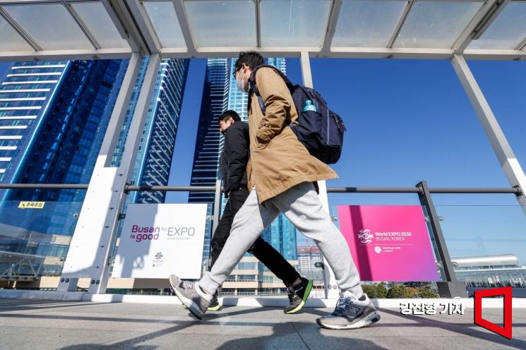 2030세계박람회 개최지 발표를 앞둔 24일 부산역과 부산항을 연결하는 통로에 개최 희망을 담은 홍보물이 설치돼 있다. 사진=강진형 기자aymsdream@