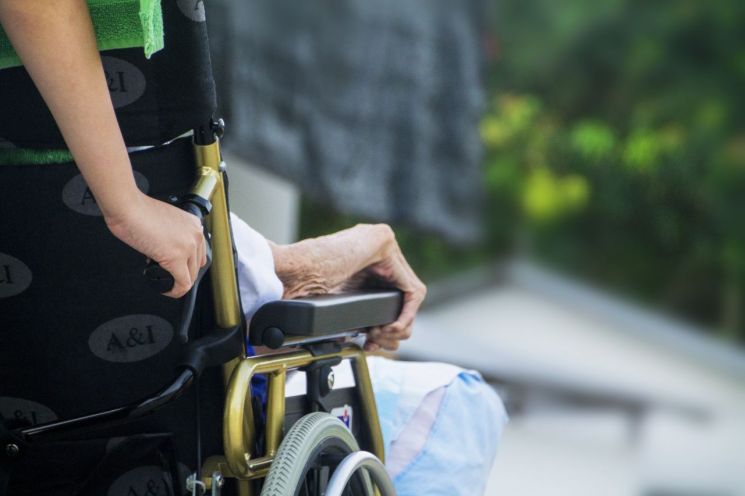 "삼촌, 대출서류에 서명하세요"…삼촌 시신 휠체어 태워 은행간 브라질 여성