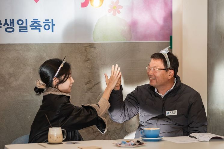직원들 생일을 축하하는 김경호 광진구청장