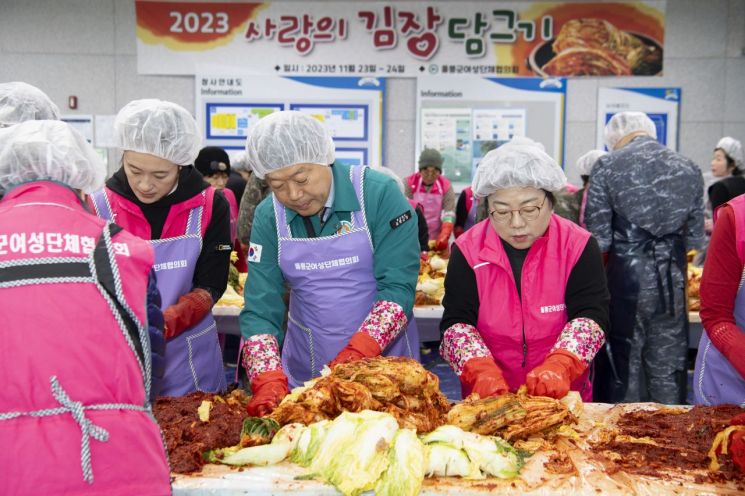 남한권 울릉군수와 울릉군여성단체협의회 회원들이 김장을 담그고 있다.