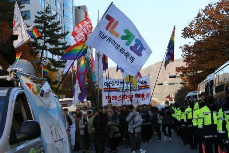 경남퀴어문화축제 참가자들이 거리 행진을 하고 있다. [사진=이세령 기자]