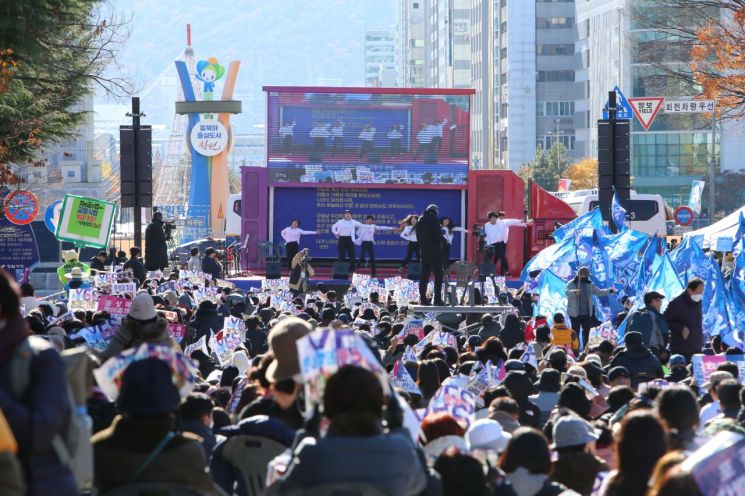 퀴어축제 반대 집회에서 공연이 진행되고 있다. [사진=이세령 기자]