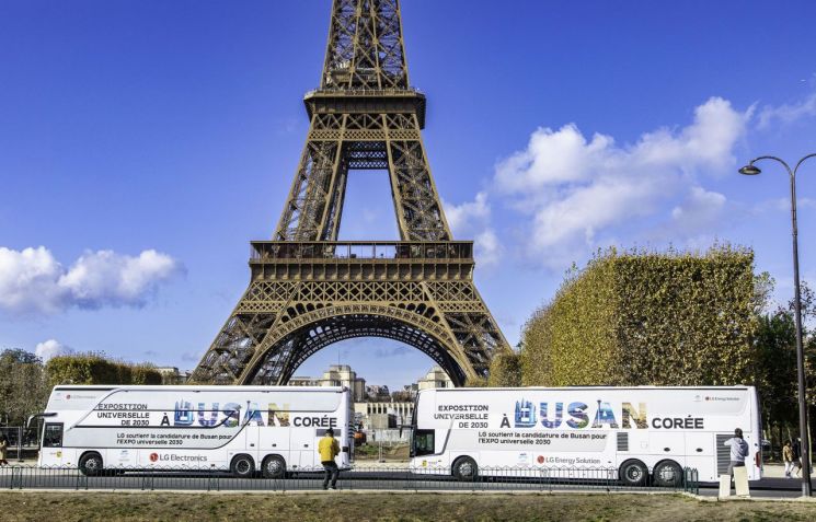 LG가 운영하는 부산 엑스포 홍보 버스가 프랑스 파리 주요 명소를 순회하는 모습 / [사진제공=LG전자]