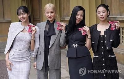지난 22일(현지시간) 영국 버킹엄궁에서 열린 문화 예술인 격려 행사에 참석한 그룹 블랙핑크 [이미지 출처=AFP 연합뉴스]
