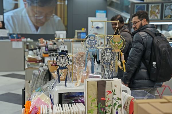 롯데마트 제타플렉스 서울역점에 위치한 보물(BOMUL)에서는 한국 전통 문화 기념품을 구매할 수 있는 팝업스토어를 내달 31일(일)까지 진행한다. [사진제공=롯데마트]