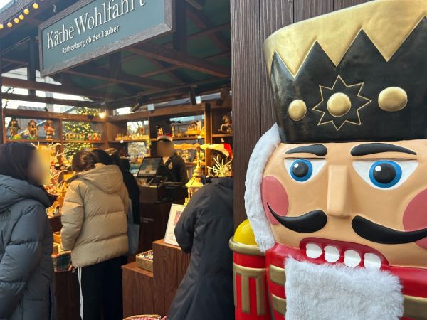 '크리스마스 마켓'에 입점한 독일 브랜드 '케테볼파르트'를 찾은 쇼핑객들이 수제 호두까기 인형 등 상품을 둘러보고 있다[사진=김유리 기자].