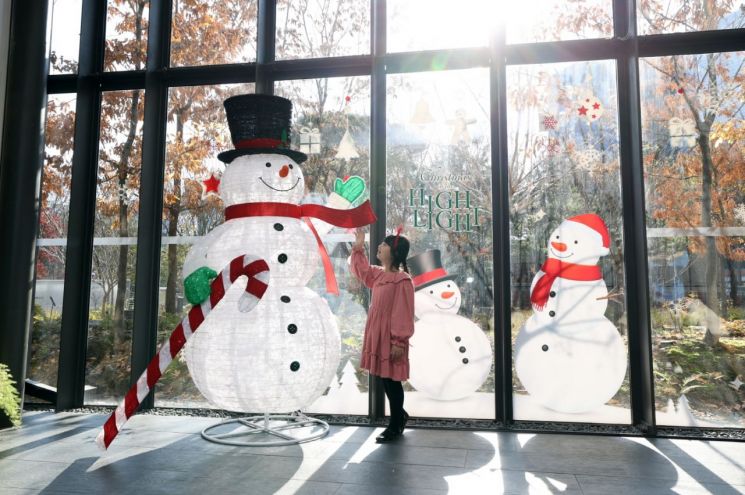 래미안갤러리 겨울 전시 중 눈사람을 관람하고 있는 아이 모습 / 사진제공=삼성물산