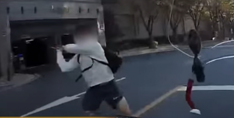 서울 강남 한복판에서 오토바이를 타고 배달하던 라이더를 향해 한 남학생이 골프채를 휘두른 사건이 발생했다. [사진출처=유튜브 채널 '그것이 블랙박스']