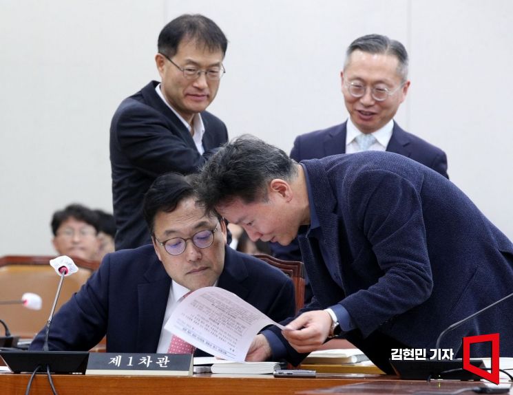 [포토] 관계자와 대화하는 김병환 차관